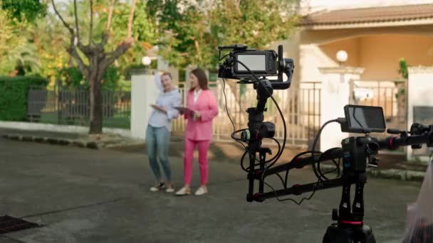 Dwie Kobiety Filmowane Przez Kamerzystę Kamerze Zamontowanej Dźwigu Zewnątrz Prywatnym — Wideo stockowe