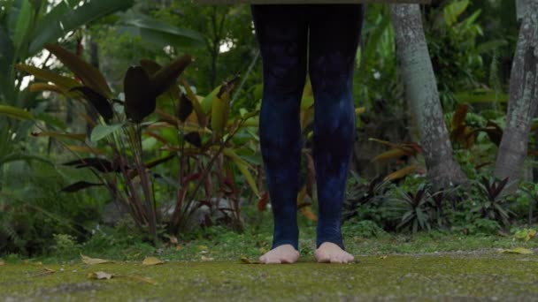 Milieu Nature Cette Femme Déploie Son Tapis Yoga Adoptant Mode — Video