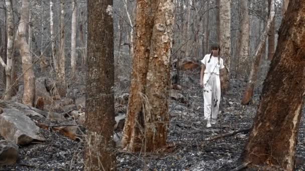 Uma Mulher Vestido Branco Caminha Pelas Cinzas Rescaldo Dos Incêndios — Vídeo de Stock
