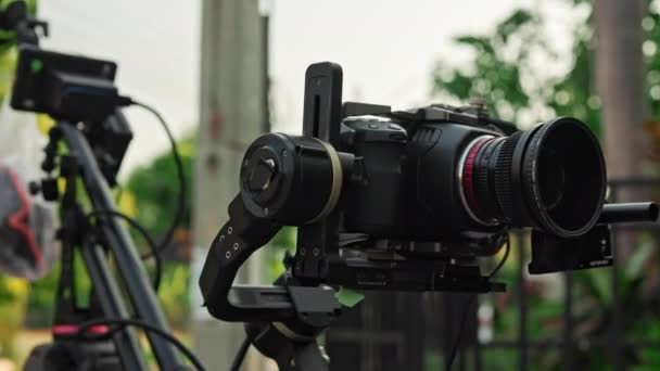 Ein Kameramann Filmt Mit Einer Kran Montierten Kamera Freien Hintergrund — Stockvideo