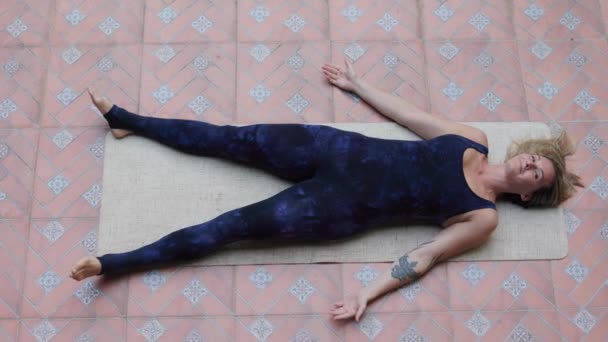 Cette Femme Sportive Pratique Yoga Dans Intérieur Serein Favorisant Bien — Video