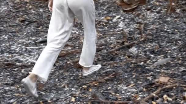 Tenue Blanche Des Femmes Détache Sur Toile Fond Forêt Brûlée — Video