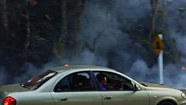 Rook Wielen Auto Bewegen Door Luchtverontreiniging Als Gevolg Van Een — Stockvideo