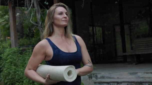 Tato Žena Nese Rohožku Jógu Vyzařuje Krásu Wellness Přičemž Zdůrazňuje — Stock video