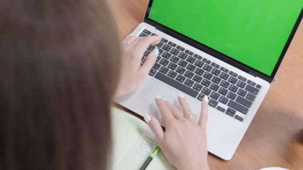 Close Side View Professionel Forretningskvinde Online Teknologi Typer Bærbar Tastatur – Stock-video