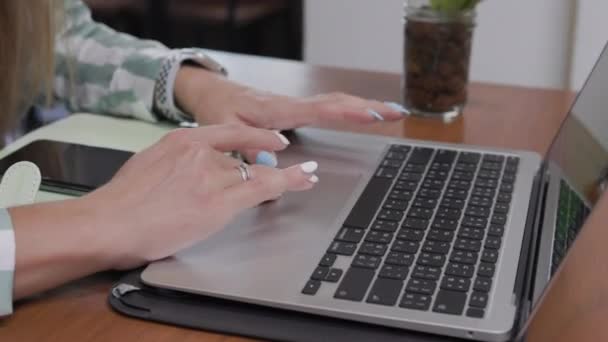 自宅のオフィスデスクでノートパソコンのキーボードを巧みにタイプすることで オンライン作業に従事するプロのビジネスマンの手を紹介します 高品質4K映像 — ストック動画