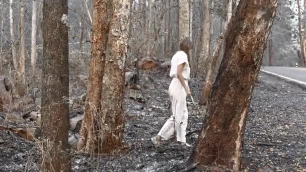 Contexto Los Incendios Posteriores Una Mujer Con Vestido Blanco Desliza — Vídeos de Stock