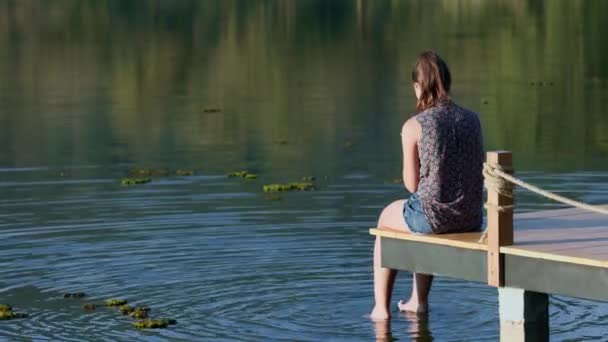 Woman Blouse Sits Wooden Pier Lake Summer Autumn Bright Trees — Vídeo de Stock