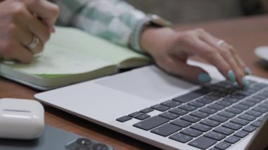 Bir iş kadınının yakın plan yan görüntüsü ev ofis masasındaki dizüstü bilgisayara, online teknoloji bağlantısına uygun bir şekilde daktilo yazması. Cihaz yeşil ekran krom anahtarı. Yüksek kalite 4k