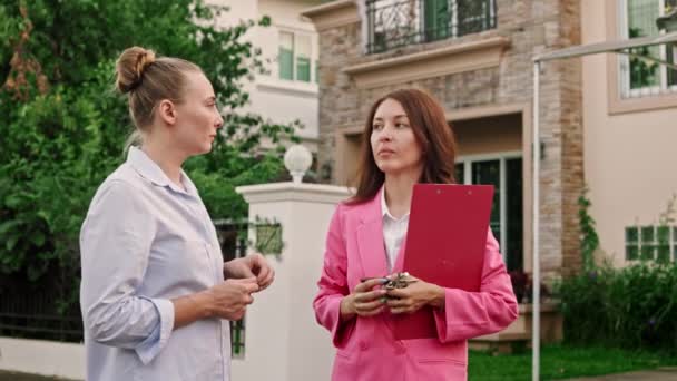Fronte Alle Lussuose Case Villaggio Élite Agente Immobiliare Sua Cliente — Video Stock