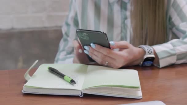 Akıllı Telefonundaki Teknoloji Uygulamaları Kullanarak Işini Verimli Bir Şekilde Yönetiyor — Stok video