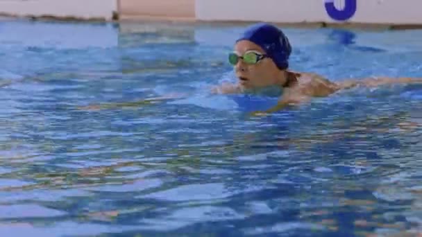 Vista Lateral Una Nadadora Profesional Con Gafas Piscina Una Nadadora — Vídeos de Stock