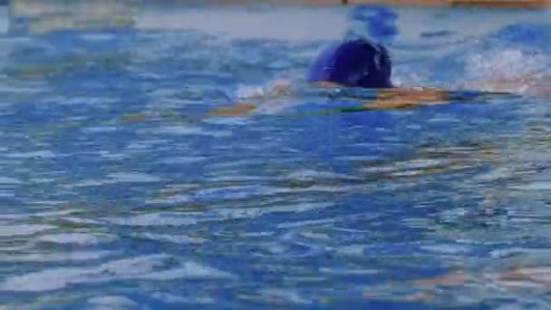 Πλευρική Άποψη Επαγγελματία Κολυμβητή Γυαλιά Δίπλα Στην Πισίνα Μια Γυναίκα — Αρχείο Βίντεο