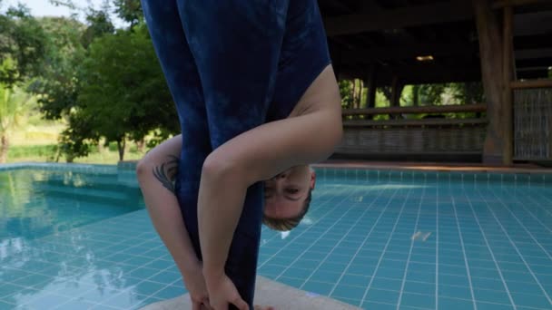 游泳池边的室外瑜伽课的宁静氛围使这个人达到了一种心神的状态和内心的平静 高质量的4K镜头 — 图库视频影像