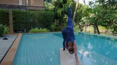 Havuz kenarındaki bu açık hava yoga seansının sakin atmosferi bu kişinin farkındalık ve iç huzura ulaşmasını sağlıyor. Yüksek kalite 4k görüntü