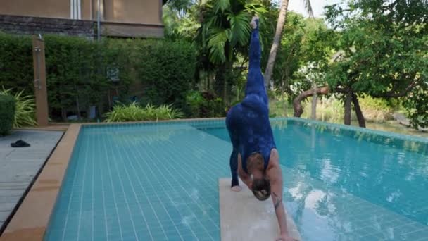 游泳池边的室外瑜伽课的宁静氛围使这个人达到了一种心神的状态和内心的平静 高质量的4K镜头 — 图库视频影像