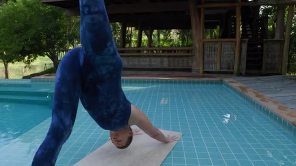Tranquil Ambiance Outdoor Yoga Session Pool Allows Person Achieve State — Stock Video