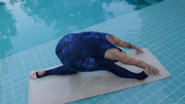 Rustige Sfeer Van Deze Outdoor Yoga Sessie Bij Het Zwembad — Stockvideo