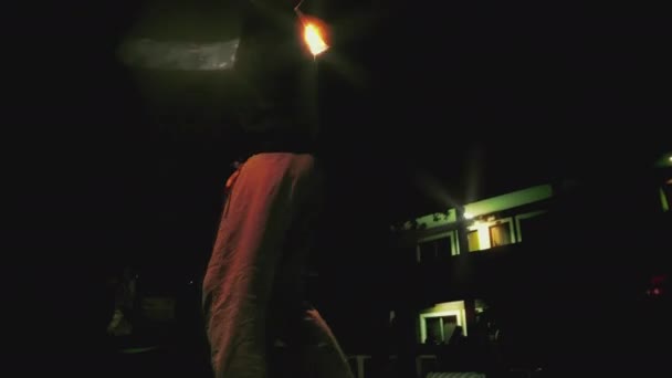 Młody Człowiek Robi Pokaz Ognia Nocy Pobliżu Basenu Wysokiej Jakości — Wideo stockowe