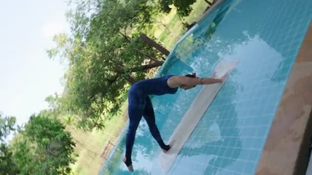 相机旋转 这个游泳池边室外瑜伽课的宁静氛围使这个人达到了一种心神的状态和内心的平静 高质量的4K镜头 — 图库视频影像