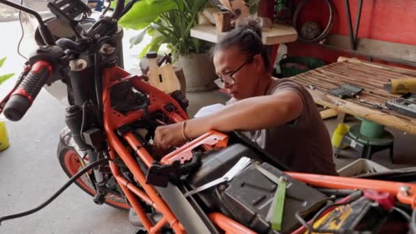 Gamla Asiatiska Kvinnor Masterful Engine Reparation Motorcykel Högkvalitativ Film — Stockvideo
