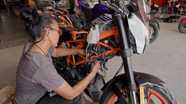 Восстановление Двигателя Оранжевого Мотоцикла Летний Навык Азиатских Женщин Высококачественные Кадры — стоковое видео
