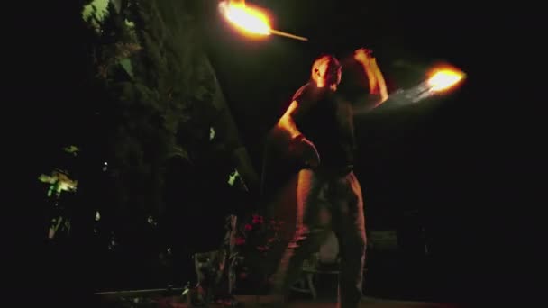 Ein Junger Mann Bei Einer Feuershow Der Nacht Der Nähe — Stockvideo