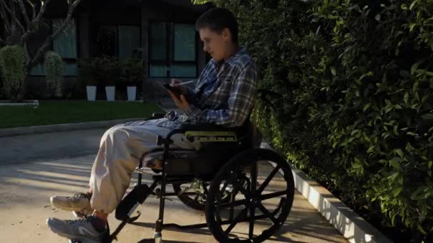 Egy Tabletet Használva Egy Mozgássérült Tolószékben Csatlakozik Kórházi Park Közösségi — Stock videók