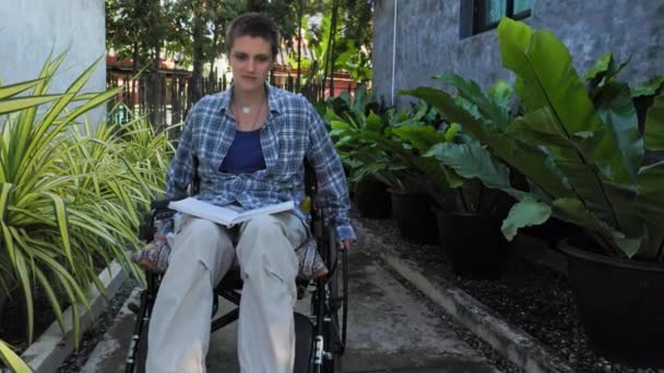 Otel Parkında Tekerlekli Sandalye Kullanıcısı Engelli Insanların Dahil Edilme Konaklama — Stok video