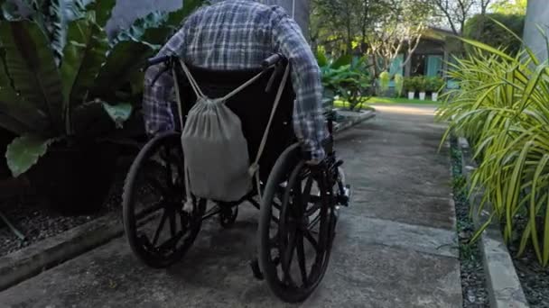 Hareket Sorunu Olan Bir Kişi Otelin Parkında Dolaşarak Engelliler Için — Stok video