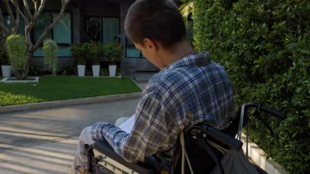 Ενήλικο Θηλυκό Που Βιώνει Μια Αναπηρία Και Χρησιμοποιεί Μια Αναπηρική — Αρχείο Βίντεο