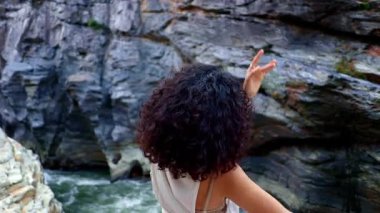 Özgür Ruhlu Bireysel Kucaklaşma Doğası, Su Kenarı 'ndan, Görkemli Rocky Manzarasında Macera ve Huzur Özünü Yakalıyor. Yüksek kalite 4k görüntü