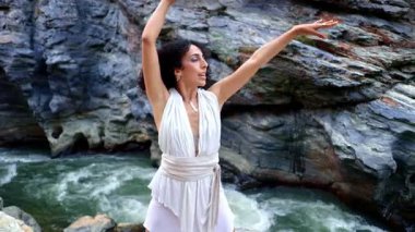 Bir Huzur Dansı: Waters Edge 'in Doğanın Görkemli Arkaplanına Karşı Zarif Hareket Çekimi. Yüksek kalite 4k görüntü