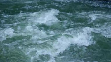 Türbülans Nehri Suları 'nın büyüleyici bir görüntüsü: Dalgaların Dinamik Dansı ve Doğadaki Akıntılar Su Yollarında. Yüksek kalite 4k görüntü