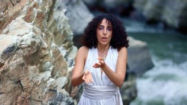 Waterside 'ın Huzurlu Anı: Duyguların Yansımadan Doğada İfade Etmeye Geçişi Kucaklaşması. Yüksek kalite 4k görüntü