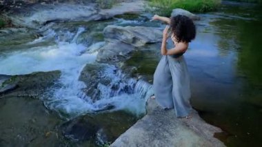 Suda Akan Dans: Büyüleyici Hareket ve Doğanın Ortasında Zarif İfade Oyuncu Nehirde Güzel. Yüksek kalite 4k görüntü