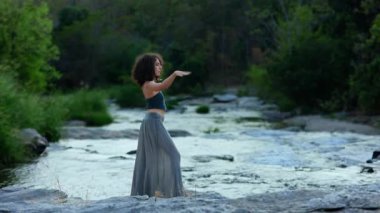 Nehir kenarında sakin bir an: Doğanın Sükuneti ve Bereketli Çevrelerle Dolu Güzel Bir Açık Hava Ayarında Yansıması. Yüksek kalite 4k görüntü