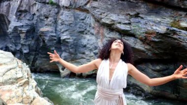 Waters Edge 'in Huzurlu Anı: Akan Giysiler İçinde Bir Kadın Doğanın Güçlü Güzelliği ve Çevresinde Barışı Buldu. Yüksek kalite 4k görüntü