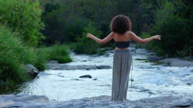 Suyun Huzurlu Anı: Akan Akıntılar ve Yeşillikler Arasındaki Şekil Değiştirilmiş Bir Yolculuğun Çerçevesinde Çekilen Doğanın Huzurlu Yansıması. Yüksek kalite 4k görüntü