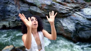 Nehir kıyısında sakin bir an: Doğal Güzellikle çevrelenmiş sakin bir açık hava ortamında doğa ve iç huzuru kucaklamak. Yüksek kalite 4k görüntü