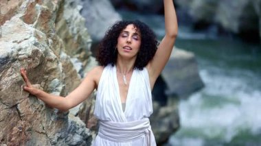 Derenin Huzuru: Akan Beyaz Giysiler İçinde Bir Kadın Doğayla Akan Su ve Kayalık Kuşatmalar Arasında Bağlanıyor. Yüksek kalite 4k görüntü