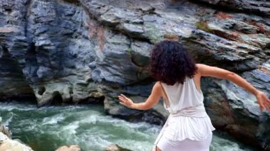 Doğada Serene Connection: Su ve Kaya oluşumuna Karşı Hareket ve İfade Gösterme. Yüksek kalite 4k görüntü