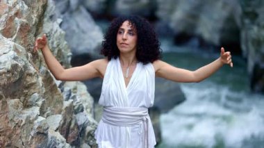 Doğanın Ortasında Serene Hareketi: Büyüleyici Performans Gösterme Duygular ve Akan Sularla Akan Açık Hava Ayarları. Yüksek kalite 4k görüntü