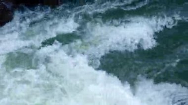 Kayaların Üzerinde Yuvarlanan Enerjik Suyun Huzurlu Kontrast 'ı, Dinamik Hareket' teki Doğal Akış ve Güzelliğin Özünü Yakalıyor. Yüksek kalite 4k görüntü