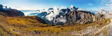 Ulusal Park Tre Cime di Lavaredo yürüyüş parkından güzel mavi gökyüzü ile heyecanlı bir sabah manzarası. Büyük kayalar ve dağlarla güzel bir manzara. Dolomiti Alpleri, Güney Tyrol, İtalya, Avrupa. Doğa güzelliği, arka plan konsepti