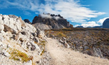 Ulusal Park Tre Cime di Lavaredo yürüyüş parkından güzel mavi gökyüzü ile heyecanlı bir sabah manzarası. Büyük kayalar ve dağlarla güzel bir manzara. Dolomiti Alpleri, Güney Tyrol, İtalya, Avrupa. Doğa güzelliği, arka plan konsepti