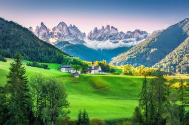 Santa Maddalena Köyü, Val di Funes, Güney Tyrol, İtalya, Avrupa. Dolomitler Alpler. Güzel sabah ışığında harika bir dağ manzarası