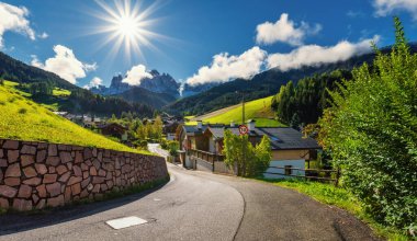 Santa Maddalena (Santa Magdalena) köyü, Val di Funes vadisi, Trentino Alto Adige bölgesi, Güney Tyrol, İtalya, Avrupa. Santa Maddalena Köyü, İtalya.