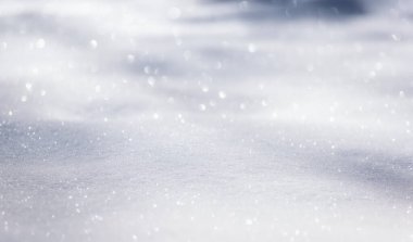 Açık ve soğuk bir günde, güneş ışığında beyaz kar. Kardaki gölgeler. Montaj için boş alan ile parlak karlı arkaplan. Karlı Noel arkaplanı. Doğal duvar kağıdı