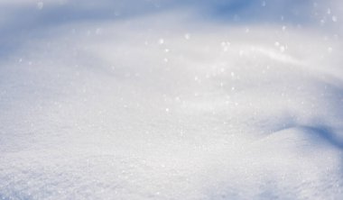 Açık ve soğuk bir günde, güneş ışığında beyaz kar. Kardaki gölgeler. Montaj için boş alan ile parlak karlı arkaplan. Karlı Noel arkaplanı. Doğal duvar kağıdı